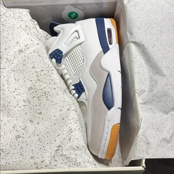 Nike Air Jordan Box in Cream and Gray display picture 1